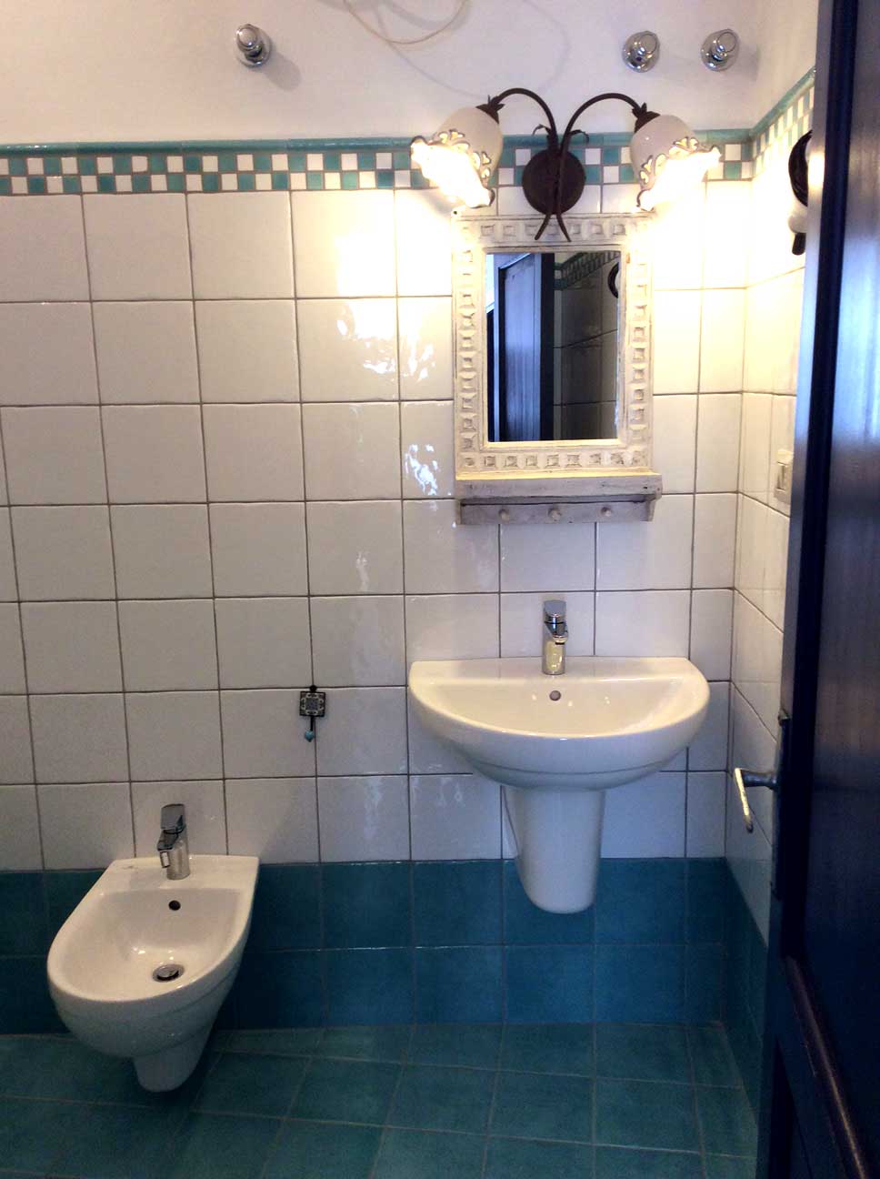 Il bagno di casa erica a stromboli Fotografie di bagni