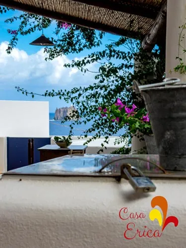 Dove dormire a Stromboli: terrazzo con scorcio sul mare