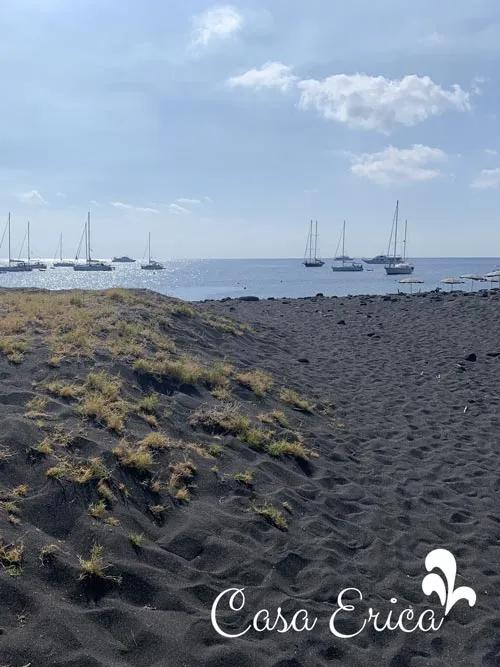 Stromboli a settembre spiaggia nera