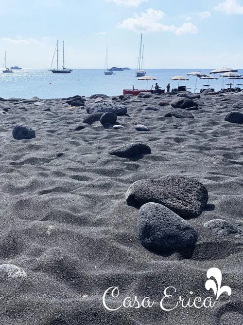 Stromboli a settembre spiaggia nera