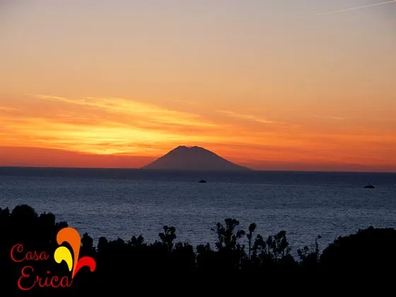 Posizione di Casa Erica a Stromboli: tramonto mare e isola